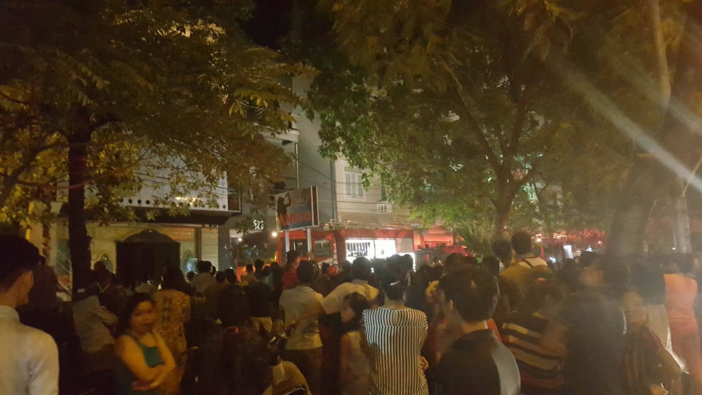 Hà Nội: Lại cháy quán karaoke, dùng búa tạ phá tường Hà Nội: Lại cháy quán karaoke, dùng búa tạ phá tường
